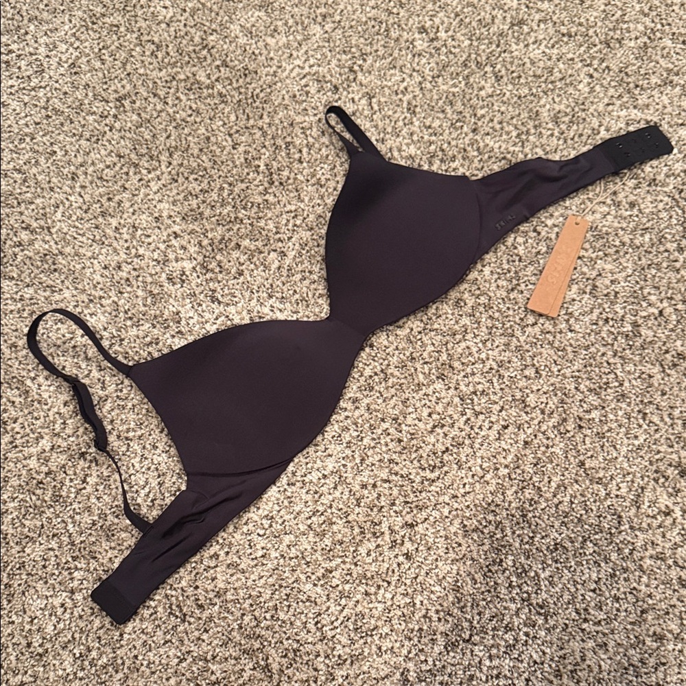 SKIMS Onyx Wireless Form Push Up Plunge Bra 32C